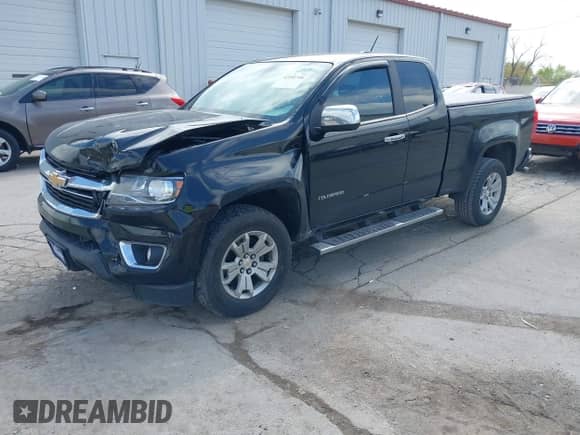 2015 Chevrolet Colorado 2WD LT z VIN 1GCHSBEA8F1177117, wystawiony jako IAAI lot #42201348 z przebiegiem 69 988 mil mil oraz . Historia ofert i sprzedaży dostępna na DreamBid. Obrazek 18.