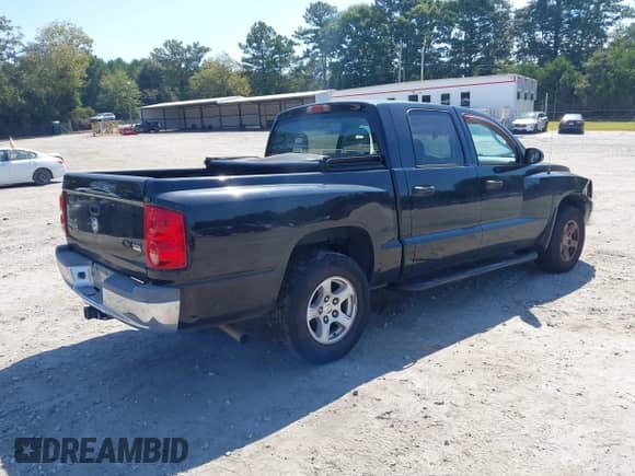 2005 Dodge Dakota SLT z VIN 1D7HE48N25S142458, wystawiony jako IAAI lot #43213106 z przebiegiem 196 705 mil mil oraz . Historia ofert i sprzedaży dostępna na DreamBid. Obrazek 4.