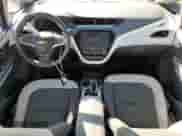 2017 Chevrolet Bolt EV LT z VIN 1G1FW6S01H4166355, wystawiony jako Copart lot #70311463 z przebiegiem 55 886 mil mil oraz . Historia ofert i sprzedaży dostępna na DreamBid. Obrazek 8.