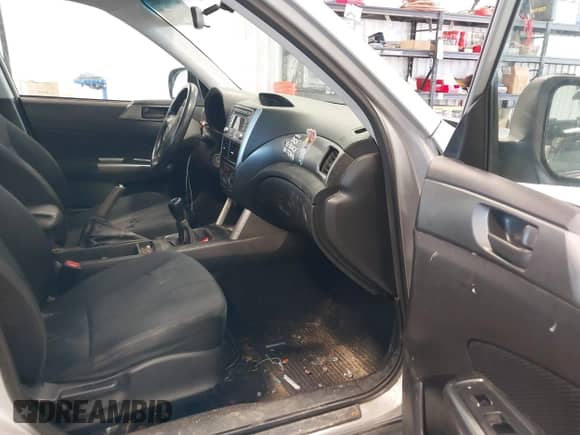 2011 Subaru Forester X z VIN JF2SHBBC9BG723345, wystawiony jako IAAI lot #42633930 z przebiegiem 173 359 mil mil oraz . Historia ofert i sprzedaży dostępna na DreamBid. Obrazek 5.