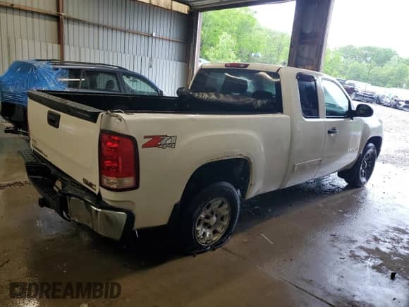 2008 GMC Sierra 1500 SLT z VIN 2GTEK19J181325905, wystawiony jako Copart lot #56391725 z przebiegiem 186 408 mil mil oraz Czysty tytuł • Clean title. Historia ofert i sprzedaży dostępna na DreamBid. Obrazek 3.