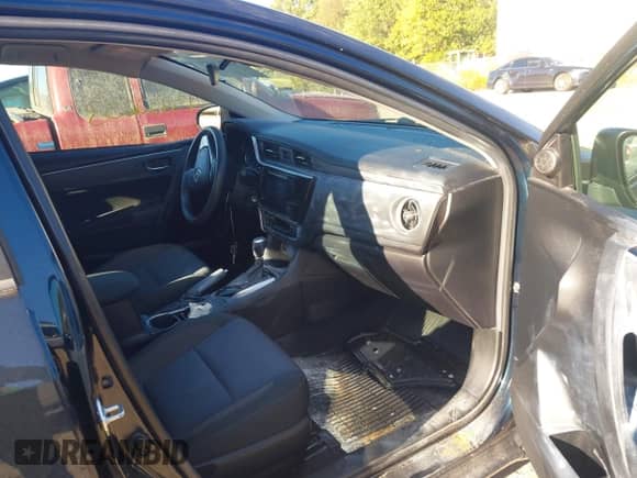 2019 Toyota Corolla L z VIN 2T1BURHE6KC202366, wystawiony jako IAAI lot #43402653 z przebiegiem 11 905 mil mil oraz . Historia ofert i sprzedaży dostępna na DreamBid. Obrazek 5.