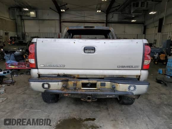 2006 Chevrolet Silverado 2500HD LT1 z VIN 1GCHK29U66E116281, wystawiony jako Copart lot #54012505 z przebiegiem Nie podano mil oraz Nie do naprawy • Non repairable. Historia ofert i sprzedaży dostępna na DreamBid. Obrazek 6.