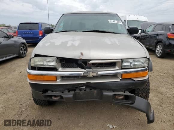 2001 Chevrolet Blazer LS z VIN 1GNCT18W61K185977, wystawiony jako Copart lot #57461385 z przebiegiem 114 357 mil mil oraz Szkoda całkowita • Salvage title. Historia ofert i sprzedaży dostępna na DreamBid. Obrazek 5.