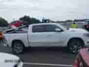2022 Ram 1500 Limited z VIN 1C6SRFHTXNN361995, wystawiony jako IAAI lot #43082302 z przebiegiem 76 691 mil mil oraz . Historia ofert i sprzedaży dostępna na DreamBid. Obrazek 13.