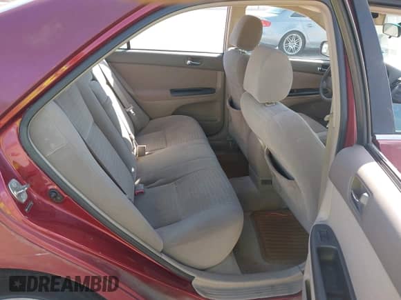 2005 Toyota Camry STD z VIN 4T1BE32K75U013544, wystawiony jako IAAI lot #43562019 z przebiegiem 173 915 mil mil oraz . Historia ofert i sprzedaży dostępna na DreamBid. Obrazek 8.