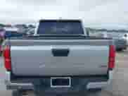 2024 Toyota Tacoma SR5 z VIN 3TMKB5FN0RM013747, wystawiony jako IAAI lot #41411768 z przebiegiem 7 906 mil mil oraz . Historia ofert i sprzedaży dostępna na DreamBid. Obrazek 16.