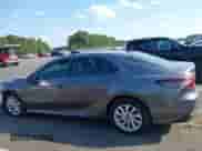 2021 Toyota Camry LE z VIN 4T1C11AK7MU593799, wystawiony jako IAAI lot #43150862 z przebiegiem 86 619 mil mil oraz . Historia ofert i sprzedaży dostępna na DreamBid. Obrazek 15.