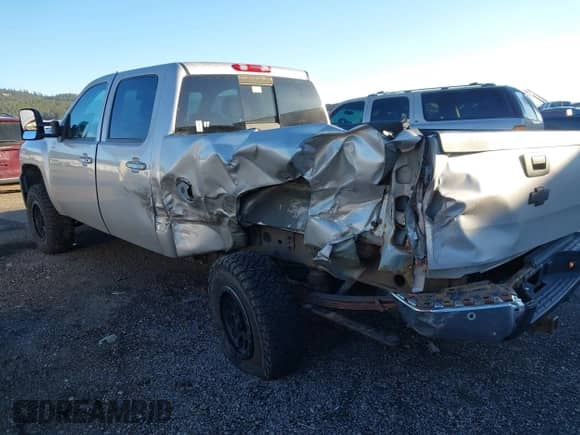 2008 Chevrolet Silverado 2500HD LTZ z VIN 1GCHK23668F203623, wystawiony jako IAAI lot #43422886 z przebiegiem 240 717 mil mil oraz . Historia ofert i sprzedaży dostępna na DreamBid. Obrazek 3.