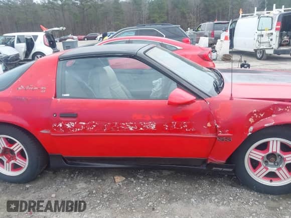 1992 Chevrolet Camaro RS z VIN 1G1FP23E7NL128405, wystawiony jako IAAI lot #41730192 z przebiegiem 254 780 mil mil oraz . Historia ofert i sprzedaży dostępna na DreamBid. Obrazek 13.