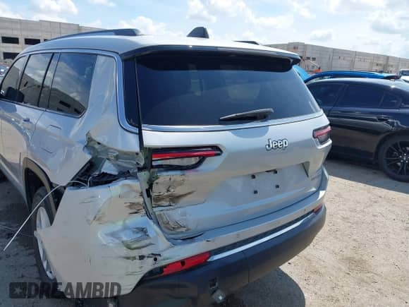 2023 Jeep Grand Cherokee Laredo z VIN 1C4RJJAG7P8818021, wystawiony jako IAAI lot #42735525 z przebiegiem 49 029 mil mil oraz . Historia ofert i sprzedaży dostępna na DreamBid. Obrazek 6.