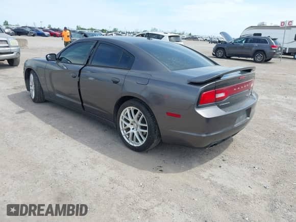 2013 Dodge Charger RT z VIN 2C3CDXCT5DH716883, wystawiony jako IAAI lot #41884762 z przebiegiem 240 867 mil mil oraz . Historia ofert i sprzedaży dostępna na DreamBid. Obrazek 3.