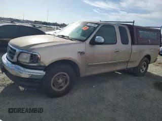 2000 Ford F-150 XL z VIN 1FTRX17L6YNA33074, wystawiony jako Copart lot #52661105 z przebiegiem 199 467 mil mil oraz Czysty tytuł • Clean title. Historia ofert i sprzedaży dostępna na DreamBid. Obrazek 1.