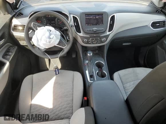 2020 Chevrolet Equinox LS z VIN 2GNAXSEV2L6136102, wystawiony jako Copart lot #68581955 z przebiegiem 63 482 mil mil oraz Szkoda całkowita • Salvage title. Historia ofert i sprzedaży dostępna na DreamBid. Obrazek 8.