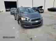 2013 Chevrolet Sonic LT z VIN 1G1JC5SB1D4102387, wystawiony jako Copart lot #71371845 z przebiegiem 123 362 mil mil oraz Szkoda całkowita • Salvage title. Historia ofert i sprzedaży dostępna na DreamBid. Obrazek 13.