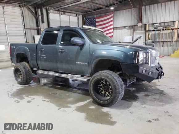 2007 GMC Sierra 1500 SLT with VIN 2GTEK13M571509133, listed as a Copart auction lot 71825695 with 181,399 mi miles and Salvage title. Bid and sale history available at DreamBid. Image 4.