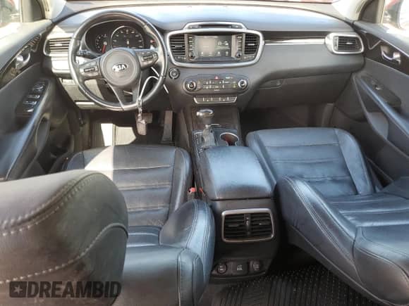 2017 Kia Sorento EX z VIN 5XYPH4A15HG263466, wystawiony jako Copart lot #65067125 z przebiegiem 133 961 mil mil oraz Czysty tytuł • Clean title. Historia ofert i sprzedaży dostępna na DreamBid. Obrazek 8.