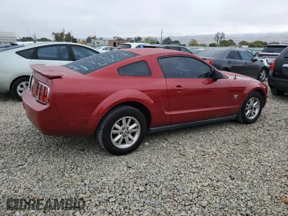 2009 Ford Mustang z VIN 1ZVHT80N795124638, wystawiony jako Copart lot #82753975 z przebiegiem 162 031 mil mil oraz Czysty tytuł • Clean title. Historia ofert i sprzedaży dostępna na DreamBid. Obrazek 3.