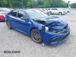 2023 Toyota Camry SE z VIN 4T1T11AK9PU122984, wystawiony jako IAAI lot #42590958 z przebiegiem 21 761 mil mil oraz . Historia ofert i sprzedaży dostępna na DreamBid. Obrazek 1.