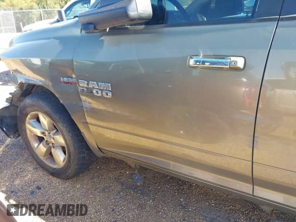 2013 Ram 1500 Outdoorsman z VIN 1C6RR6LT3DS581405, wystawiony jako IAAI lot #42484530 z przebiegiem Nie podano mil oraz . Historia ofert i sprzedaży dostępna na DreamBid. Obrazek 17.