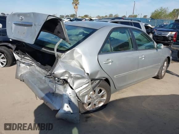 2005 Toyota Camry STD z VIN 4T1BE32K95U600201, wystawiony jako IAAI lot #42746691 z przebiegiem 224 978 mil mil oraz . Historia ofert i sprzedaży dostępna na DreamBid. Obrazek 4.