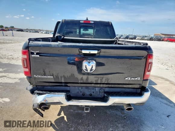 2020 Ram 1500 Laramie z VIN 1C6SRFJM7LN250529, wystawiony jako Copart lot #62525905 z przebiegiem 97 707 mil mil oraz Szkoda całkowita • Salvage title. Historia ofert i sprzedaży dostępna na DreamBid. Obrazek 6.