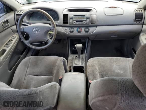 2004 Toyota Camry LE z VIN 4T1BE32K24U288673, wystawiony jako Copart lot #70783355 z przebiegiem 246 923 mil mil oraz Czysty tytuł • Clean title. Historia ofert i sprzedaży dostępna na DreamBid. Obrazek 8.