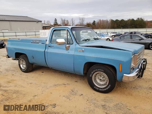 1976 Chevrolet Silverado 1500 z VIN CCL146B122537, wystawiony jako Copart lot #79015064 z przebiegiem 10 601 mil mil oraz Szkoda całkowita • Salvage title. Historia ofert i sprzedaży dostępna na DreamBid. Obrazek 4.