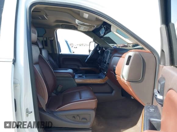 2016 Chevrolet Silverado 2500HD High Country z VIN 1GC1KXE89GF172606, wystawiony jako IAAI lot #41858059 z przebiegiem 141 888 mil mil oraz . Historia ofert i sprzedaży dostępna na DreamBid. Obrazek 5.