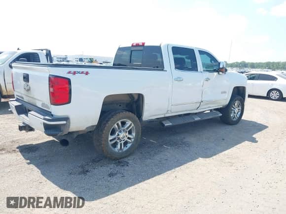 2015 Chevrolet Silverado 2500HD High Country z VIN 1GC1KXE8XFF592342, wystawiony jako IAAI lot #43199637 z przebiegiem 239 985 mil mil oraz . Historia ofert i sprzedaży dostępna na DreamBid. Obrazek 4.