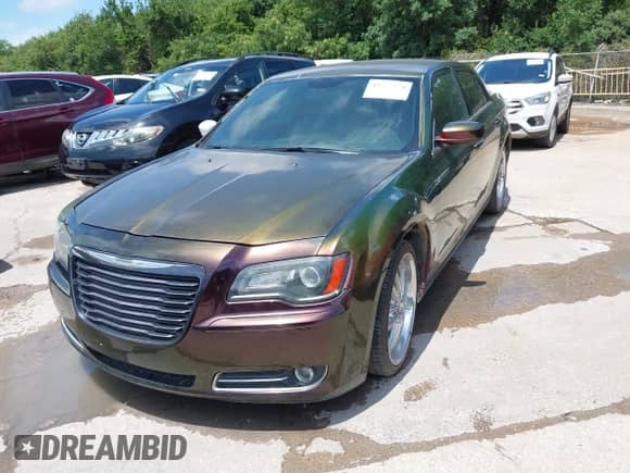2014 Chrysler 300 S z VIN 2C3CCABG4EH358214, wystawiony jako IAAI lot #42732324 z przebiegiem 93 733 mil mil oraz . Historia ofert i sprzedaży dostępna na DreamBid. Obrazek 17.