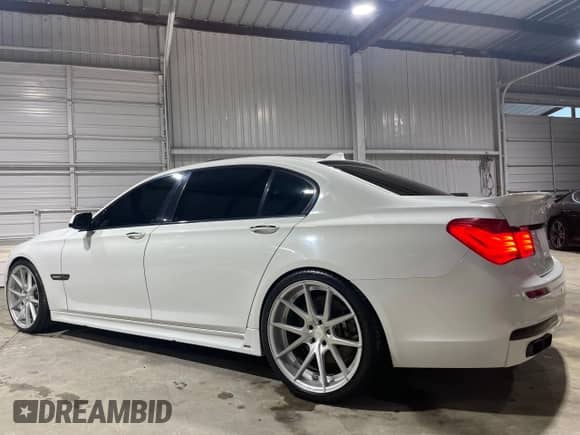 2010 BMW 7 Series 750Li с VIN WBAKB8C58ACY64395, выставлен на аукционе Copart как лот 46757005 с пробегом 137 375 миль миль и Списание • Salvage title. История ставок и продаж доступна на DreamBid. Изображение 3.