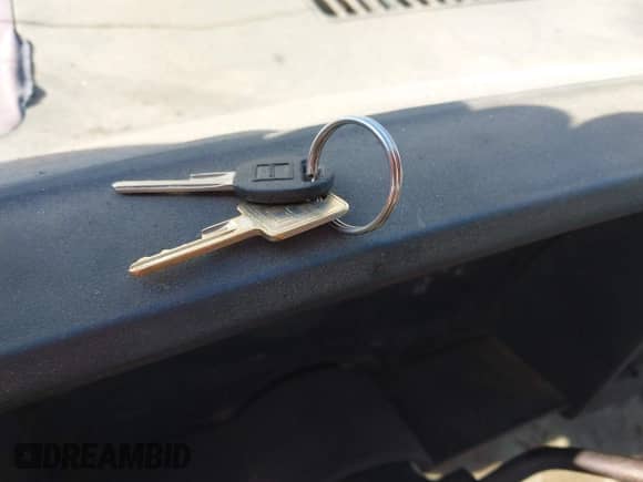 1988 Chevrolet Silverado 2500 z VIN 1GCFC24K0JZ118880, wystawiony jako IAAI lot #42314496 z przebiegiem 237 936 mil mil oraz . Historia ofert i sprzedaży dostępna na DreamBid. Obrazek 11.