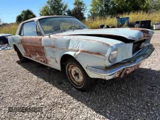 1966 Ford Mustang z VIN 6F07T359650, wystawiony jako Copart lot #71642325 z przebiegiem 48 960 mil mil oraz Czysty tytuł • Clean title. Historia ofert i sprzedaży dostępna na DreamBid. Obrazek 1.