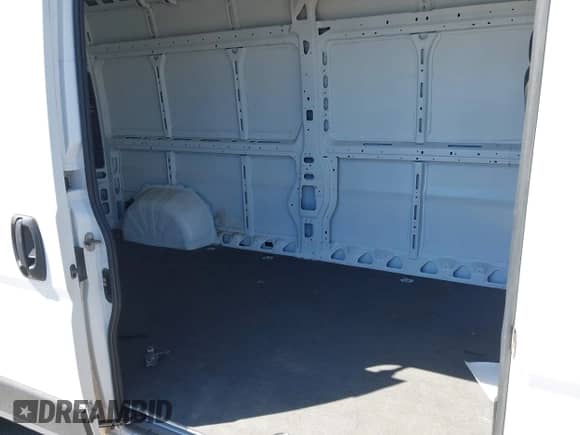2025 Ram ProMaster Cargo Tradesman с VIN 3C6LRVDG9SE506516, выставлен на аукционе IAAI как лот 42246677 с пробегом 7 922 миль миль и . История ставок и продаж доступна на DreamBid. Изображение 8.
