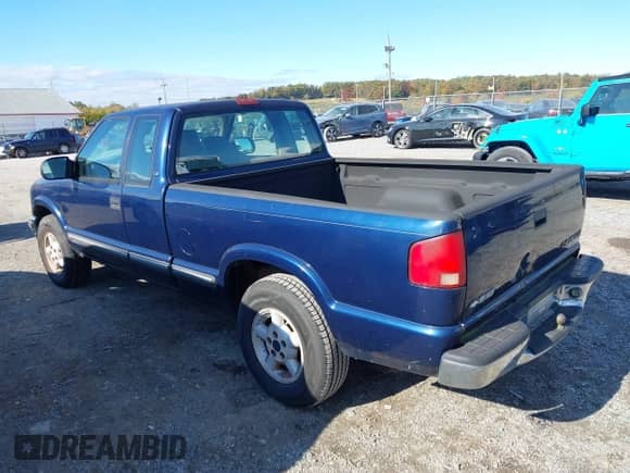 2003 Chevrolet S-10 LS z VIN 1GCDT19X538148729, wystawiony jako IAAI lot #43500670 z przebiegiem 107 575 mil mil oraz . Historia ofert i sprzedaży dostępna na DreamBid. Obrazek 3.