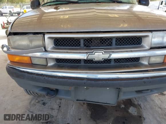 1998 Chevrolet Blazer LS z VIN 1GNDT13W3W2286848, wystawiony jako IAAI lot #43334461 z przebiegiem 214 194 mil mil oraz . Historia ofert i sprzedaży dostępna na DreamBid. Obrazek 6.