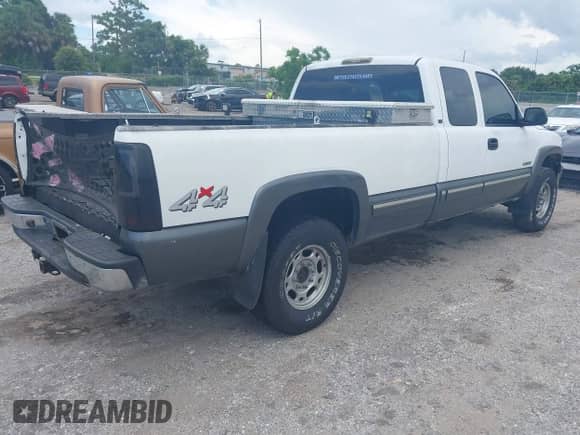 2000 Chevrolet Silverado 2500 LS z VIN 1GCGK29U5YE299414, wystawiony jako IAAI lot #42521136 z przebiegiem 246 128 mil mil oraz . Historia ofert i sprzedaży dostępna na DreamBid. Obrazek 4.