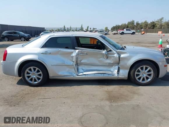 2007 Chrysler 300 Limited с VIN 2C3KA53G27H613386, выставлен на аукционе IAAI как лот 42734939 с пробегом 179 003 миль миль и . История ставок и продаж доступна на DreamBid. Изображение 6.
