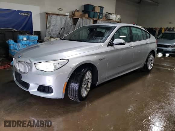 2016 BMW 5 Series 550i Gran Turismo xDrive z VIN WBA5M0C54GD085250, wystawiony jako Copart lot #52389595 z przebiegiem 88 339 mil mil oraz Szkoda całkowita • Salvage title. Historia ofert i sprzedaży dostępna na DreamBid. Obrazek 1.