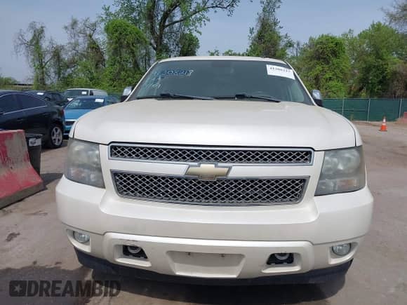 2011 Chevrolet Suburban LTZ z VIN 1GNSKKE34BR257556, wystawiony jako IAAI lot #41308217 z przebiegiem 158 107 mil mil oraz . Historia ofert i sprzedaży dostępna na DreamBid. Obrazek 12.