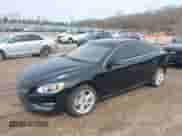 2015 Volvo S60 T5 Premier с VIN YV1612TK7F1357446, выставлен на аукционе IAAI как лот 41867566 с пробегом 90 023 миль миль и . История ставок и продаж доступна на DreamBid. Изображение 17.