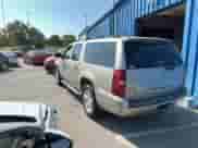2007 Chevrolet Suburban LT z VIN 3GNFK163X7G242433, wystawiony jako Copart lot #85521745 z przebiegiem 167 347 mil mil oraz Czysty tytuł • Clean title. Historia ofert i sprzedaży dostępna na DreamBid. Obrazek 3.