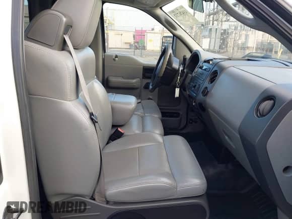 2006 Ford F-150 XL z VIN 1FTRF12W66NA87427, wystawiony jako IAAI lot #43426732 z przebiegiem 159 220 mil mil oraz . Historia ofert i sprzedaży dostępna na DreamBid. Obrazek 5.