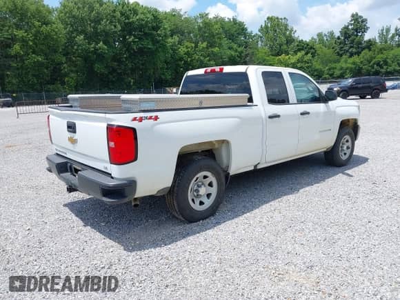 2019 Chevrolet Silverado 1500 Work Truck z VIN 2GCVKNECXK1105765, wystawiony jako IAAI lot #42530346 z przebiegiem 122 165 mil mil oraz . Historia ofert i sprzedaży dostępna na DreamBid. Obrazek 4.