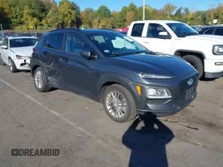 2018 Hyundai Kona SEL z VIN KM8K2CAA7JU132402, wystawiony jako IAAI lot #43394354 z przebiegiem 62 525 mil mil oraz . Historia ofert i sprzedaży dostępna na DreamBid. Obrazek 1.