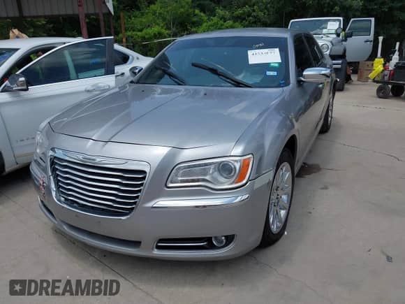 2013 Chrysler 300 C с VIN 2C3CCAEG2DH606373, выставлен на аукционе IAAI как лот 42533677 с пробегом 188 303 миль миль и . История ставок и продаж доступна на DreamBid. Изображение 17.