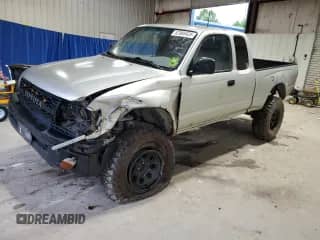 2000 Toyota Tacoma z VIN 4TAWM72N4YZ665499, wystawiony jako Copart lot #62986435 z przebiegiem 230 649 mil mil oraz Szkoda całkowita • Salvage title. Historia ofert i sprzedaży dostępna na DreamBid. Obrazek 1.