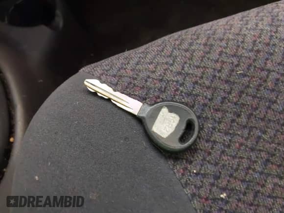 2000 Dodge Neon Highline z VIN 1B3ES46C3YD810978, wystawiony jako IAAI lot #42736464 z przebiegiem 140 712 mil mil oraz . Historia ofert i sprzedaży dostępna na DreamBid. Obrazek 11.