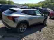 2025 Chevrolet Trax LT z VIN KL77LHEP5SC199166, wystawiony jako Copart lot #68863605 z przebiegiem 1 795 mil mil oraz Szkoda całkowita • Salvage title. Historia ofert i sprzedaży dostępna na DreamBid. Obrazek 3.